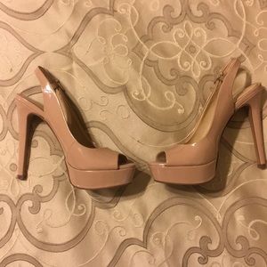 Nude platform peep toe pumps